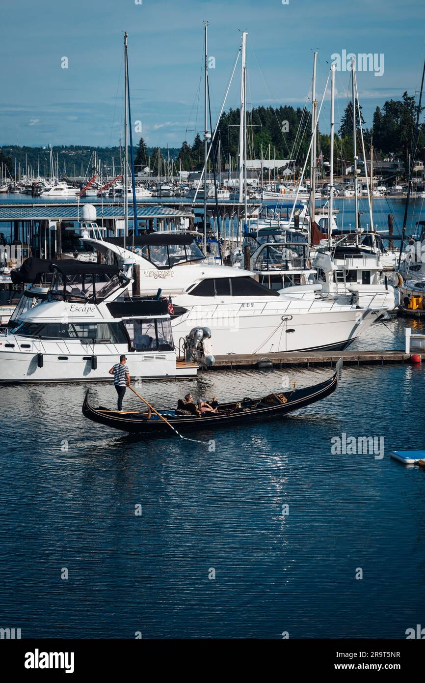 Ein paar Gondelfahrten in der Gig Harbor Marina Stockfoto