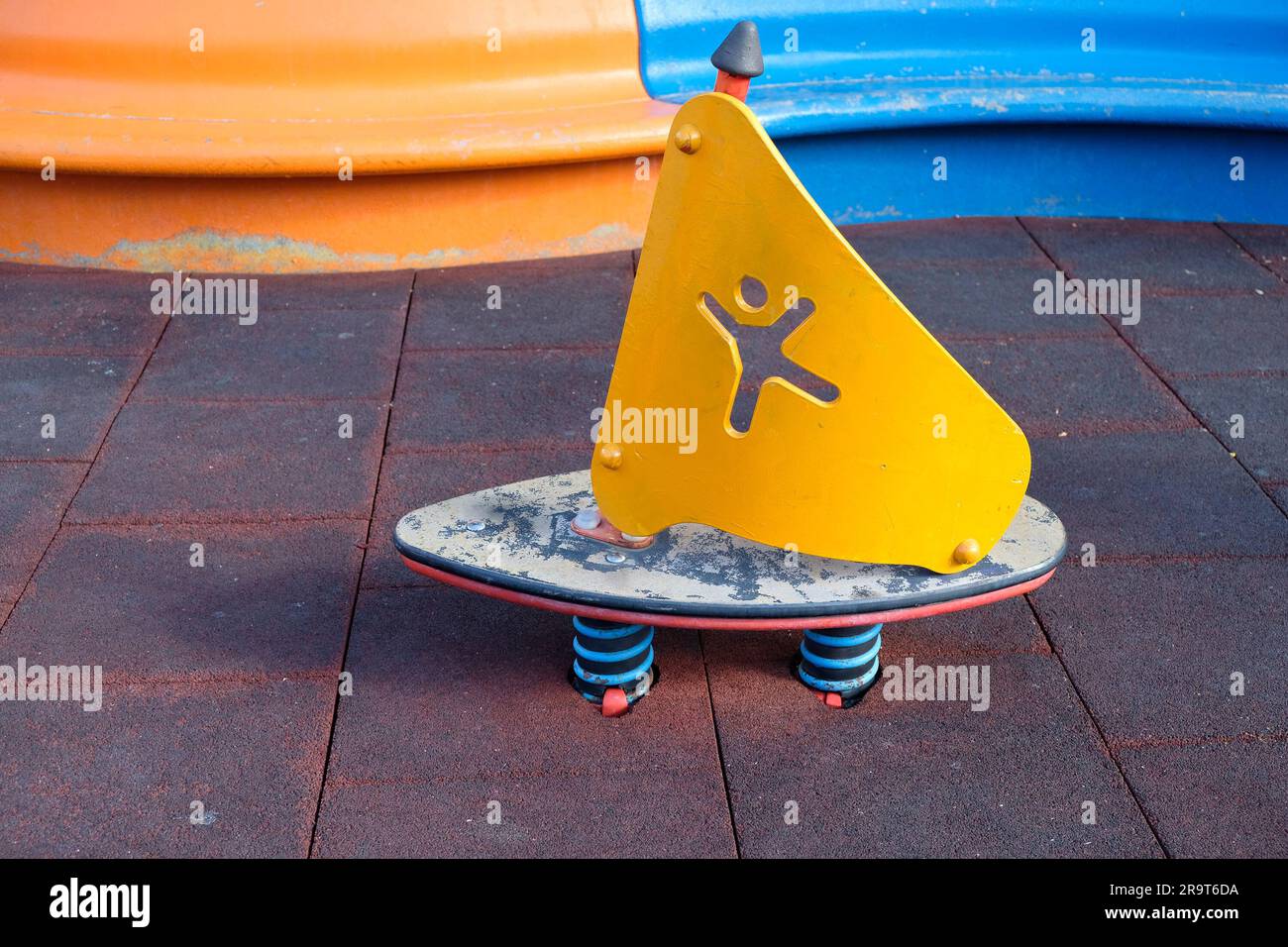Spielgeräte für Kinder, Windsurferspielzeug für Kinder, Blick aus dem hohen Winkel. Stockfoto