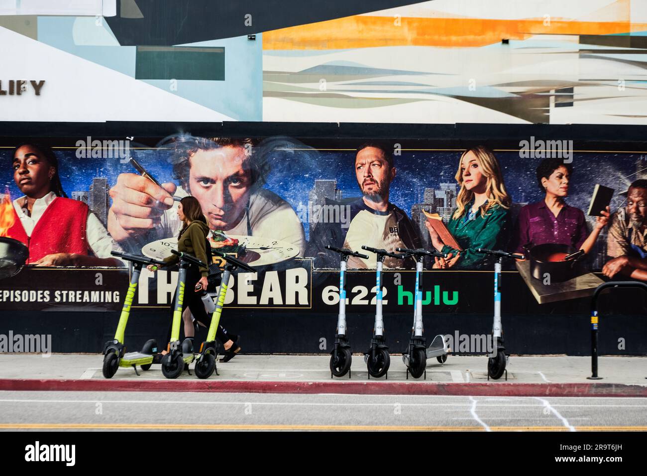 E-Scooter und Poster/Wandgemälde werben für die Hulu-TV-Serie The Bear mit Jeremy Allen White in Venice, Kalifornien, USA. Stockfoto