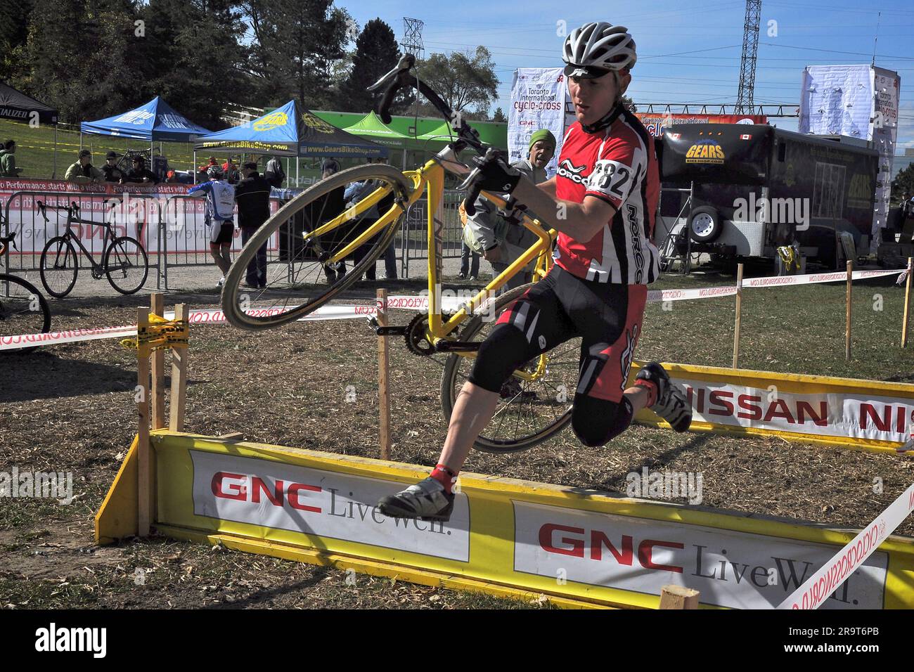 Toronto, Ontario/Kanada - 17. Oktober 2009: Fahrradfahrer springt über das Hindernis im professionellen Cyclocross Stockfoto