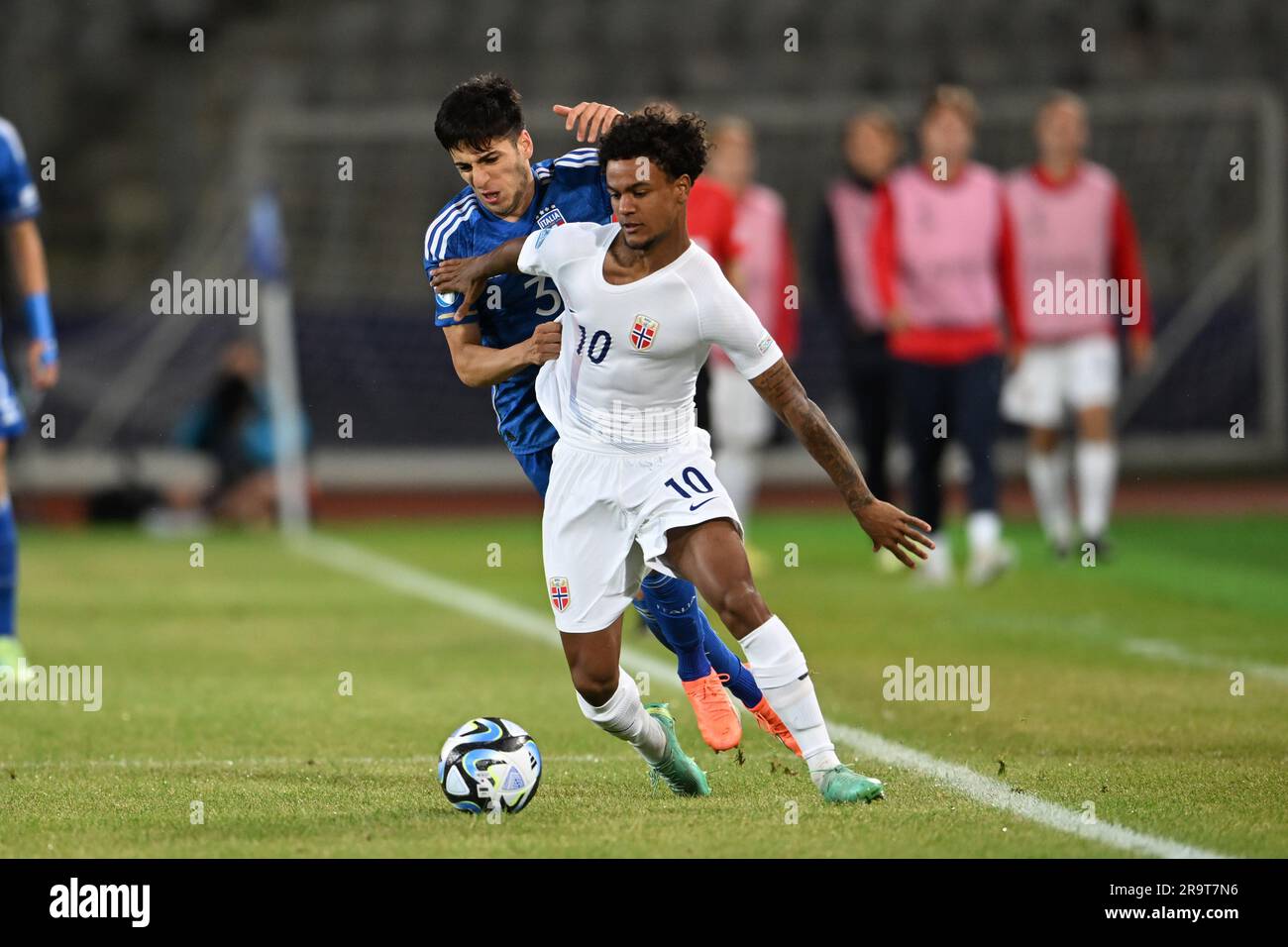 Oscar Bobb (Norwegen U21) Fabiano Parisi (Italien U21) während des UEFA Under 21 Championship Georgia-Romania 2023 Match zwischen Italien 0-1 Nowey in der Cluj Arena am 28. Juni 2023 in Cluj-Napoca, Rumänien. Kredit: Maurizio Borsari/AFLO/Alamy Live News Stockfoto