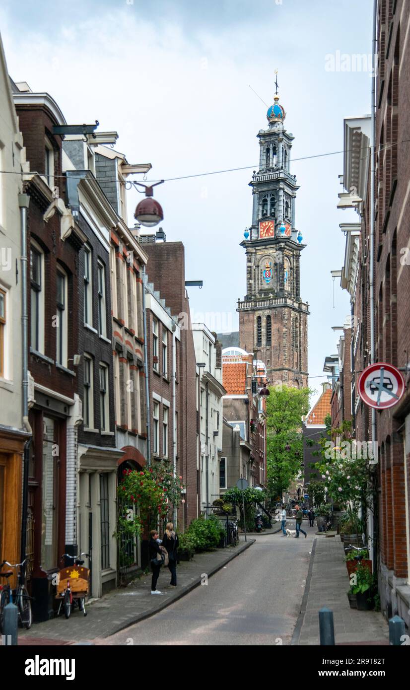Westerkerk Kirchturm und Straße in Amsterdam Stockfoto