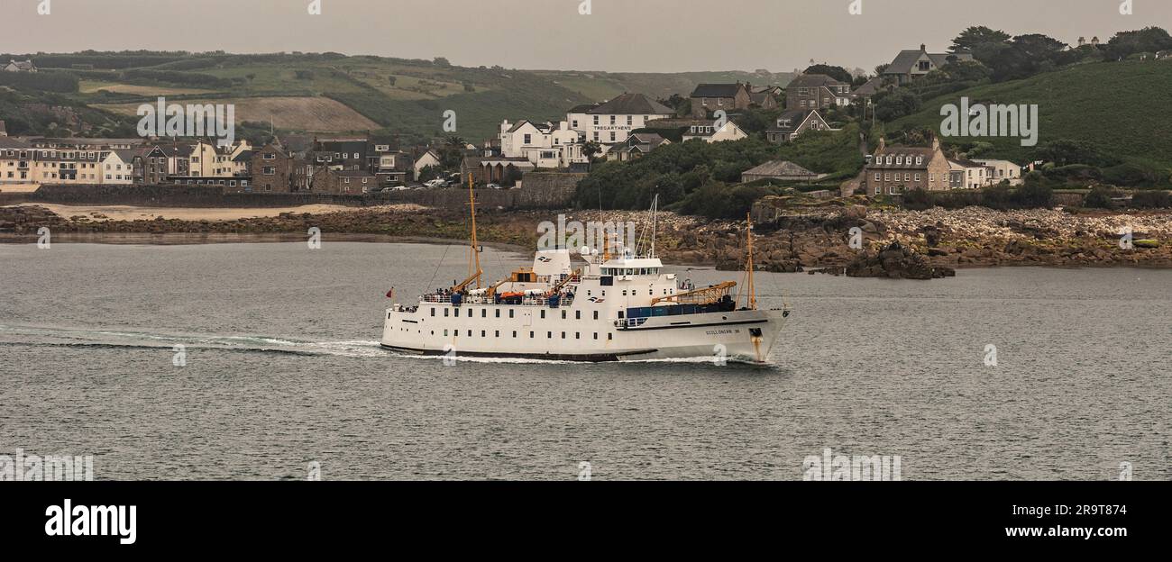 St Marys, Scilly Isles, Großbritannien. 10. Juni 2023 Passagierfähre Scillonian III, die St. Marys an einem langweiligen Nachmittag nach Penzanze, Cornwall, England verlässt. Stockfoto