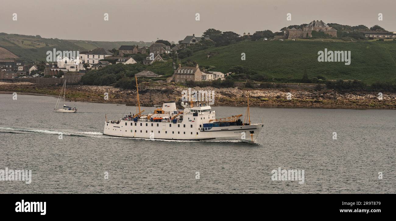 St Marys, Scilly Isles, Großbritannien. 10. Juni 2023 Passagierfähre Scillonian III, die St. Marys an einem langweiligen Nachmittag nach Penzanze, Cornwall, England verlässt. Stockfoto