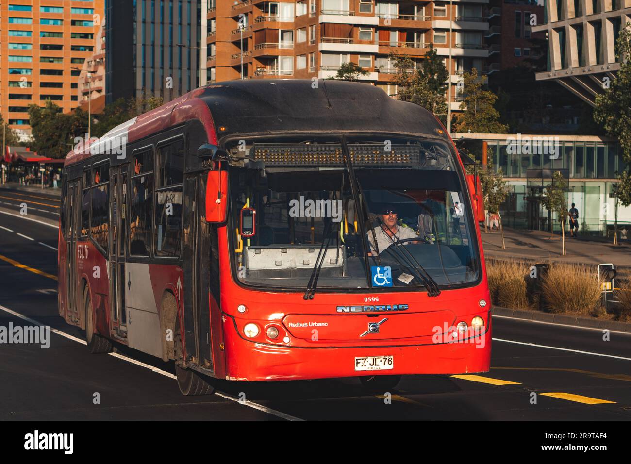 Santiago, Chile - Februar 16 2023: Öffentlicher Nahverkehr Transantiago oder Red Metropolitana de Movilidad, Bus auf der Route C02 Stockfoto