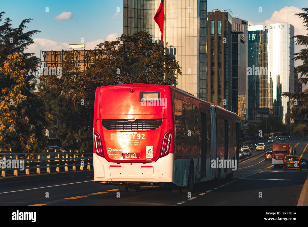 Santiago, Chile - Februar 16 2023: Öffentlicher Nahverkehr Transantiago oder Red Metropolitana de Movilidad, Bus auf der Route 430 Stockfoto