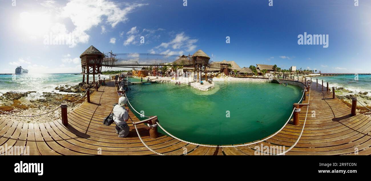 Touristen auf einem hölzernen Pier im Touristenresort Costa Maya, Mexiko Stockfoto