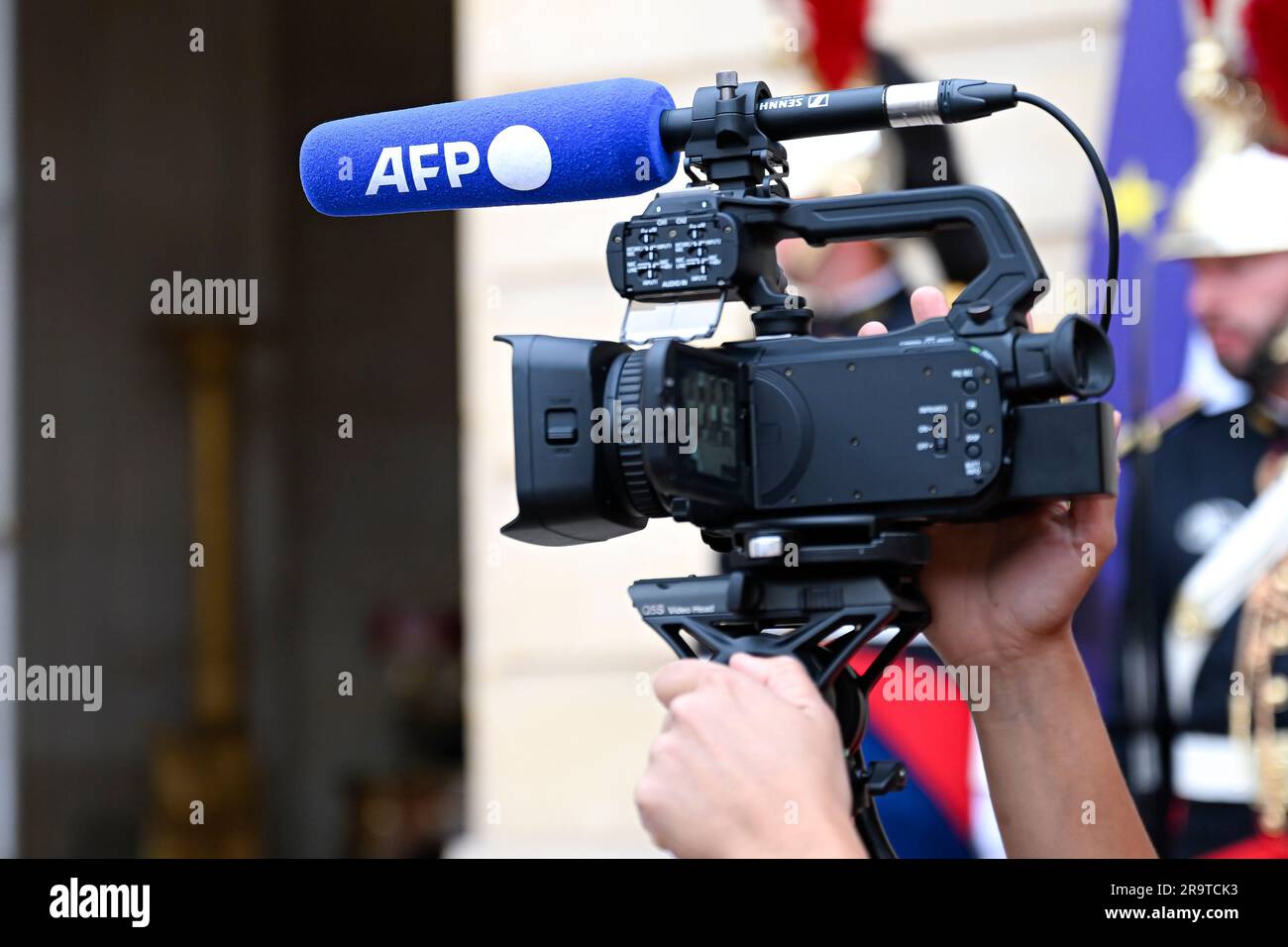 Paris, Frankreich. 28. Juni 2023. Illustration mit einem TV-(Fernseh-)Kameraobjektiv (Journalist, Kameramann) mit dem Logo der französischen Presseagentur „AFP“ („Agence France-Presse“) im Hotel Matignon in Paris am 28. Juni 2023. Kredit: Victor Joly/Alamy Live News Stockfoto