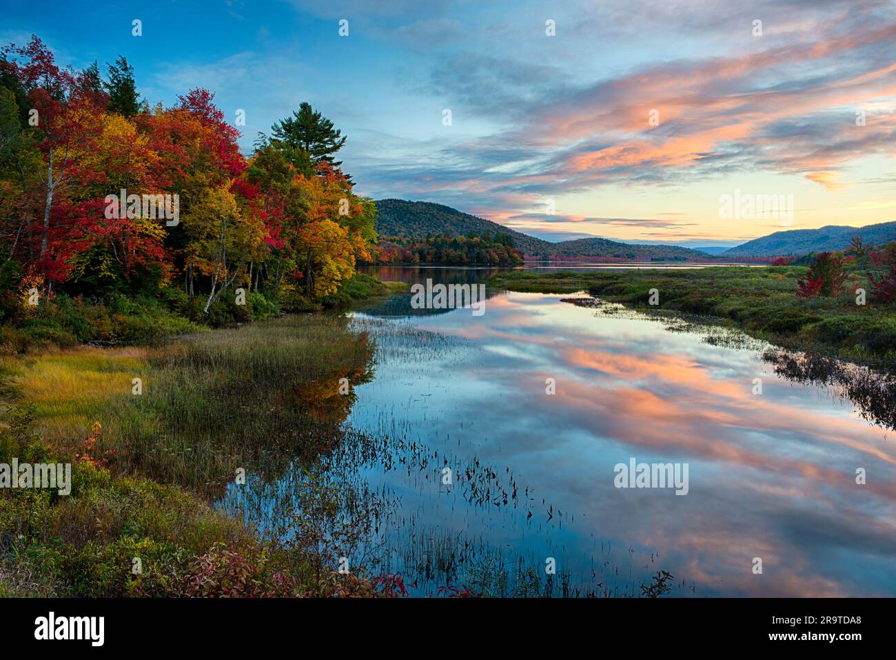 Im Herbst am Lewey Lake Outlet in den Adirondack Mountains, New York, USA Stockfoto