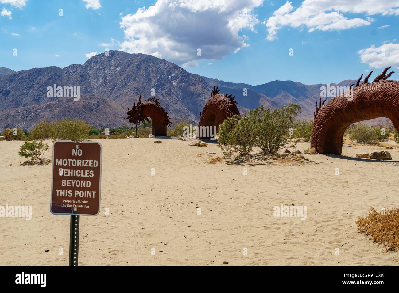 Drachenskulptur in der Wüste vor einem Berg. Außerhalb von Borrego Springs, Kalifornien. Stockfoto