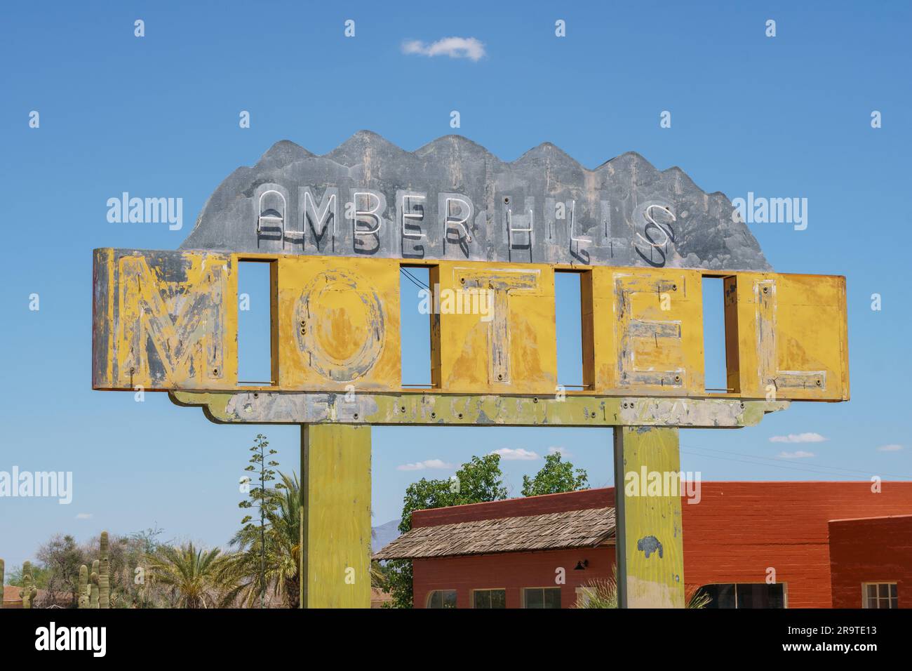 Altes Motelschild im amerikanischen Südwesten, mit ein paar fehlenden Buchstaben und verblasster Farbe. Blauer Himmel mit einer einzigen Wolke. Stockfoto