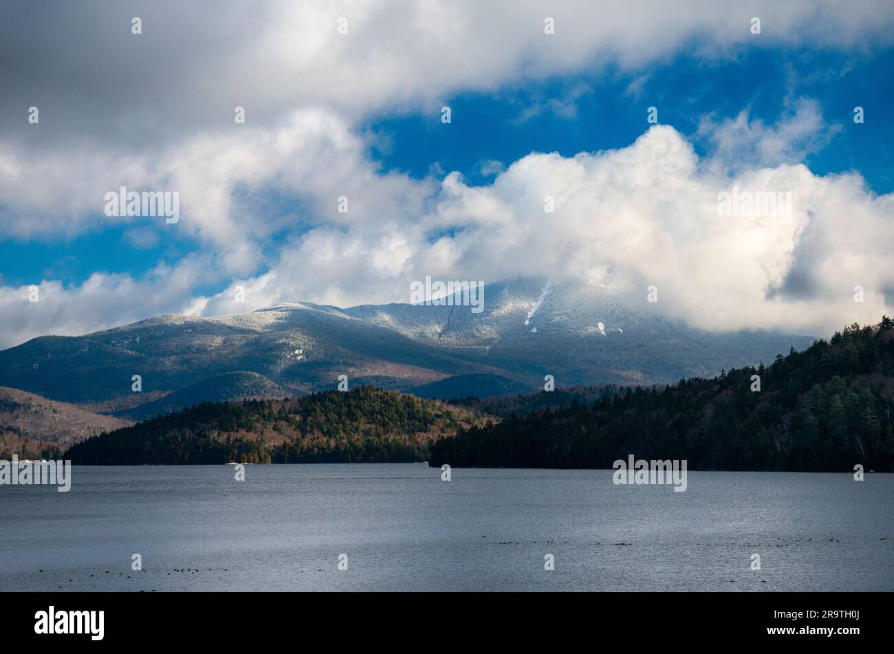 Wolken über Whiteface Mountain, Adirondack Mountains, New York, USA Stockfoto
