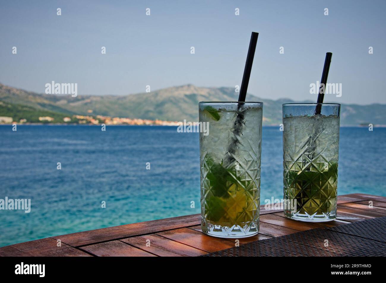 Zwei Gläser Mojito im Restaurant am Meer Stockfoto