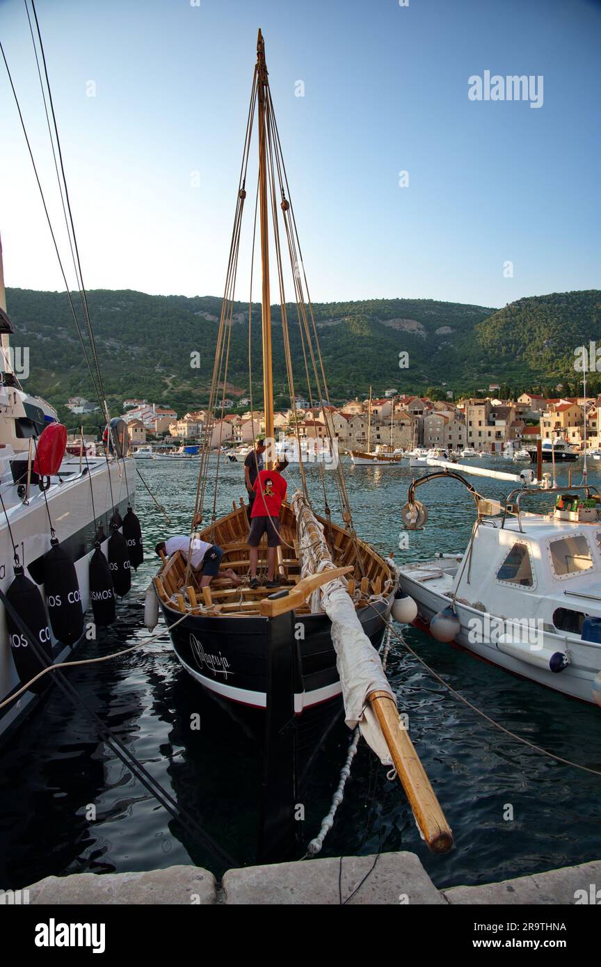 Traditionelles Holzboot Falkusa von der Insel Vis in Kroatien - Nachbildung Stockfoto