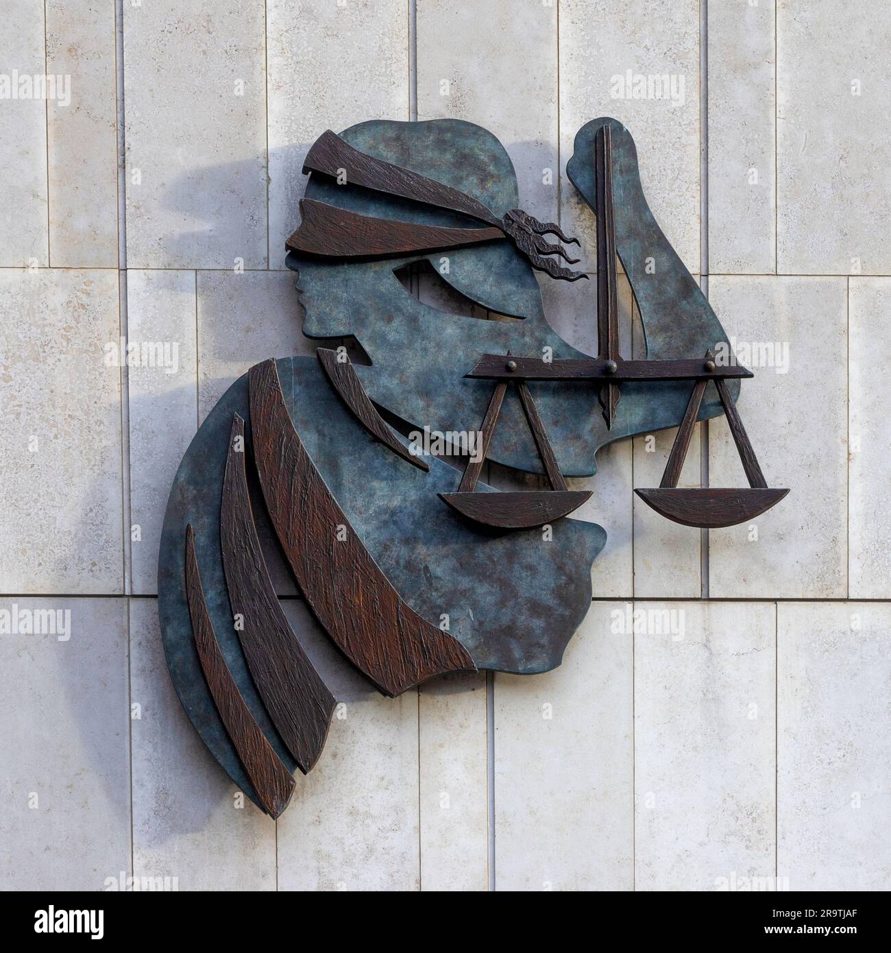 Skulptur der Justiz oder Waage der Justiz, auch bekannt als Lady Justice, am Eingang zu den Strafgerichten, Parkgate Street/Phoenix Park, Dublin City, Irland Stockfoto