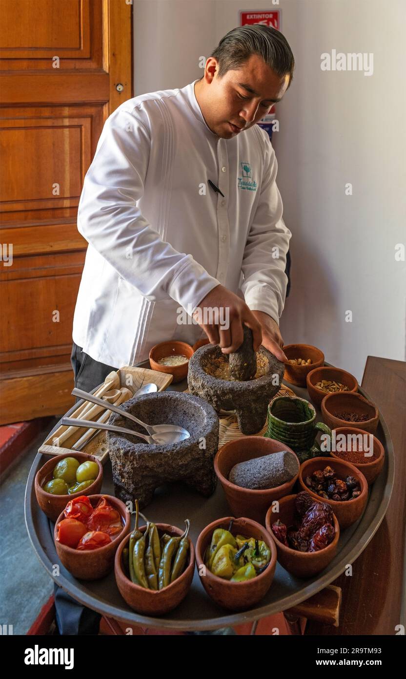 Koch bereitet eine traditionelle Pasilla Chili Sauce mit allen traditionellen mexikanischen Zutaten aus Oaxaca zu. Stockfoto