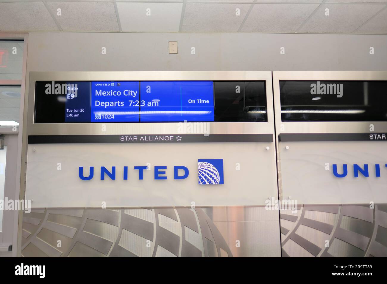 Informationsmonitor an Gate E9, Terminal E, am George Bush International Airport in Houston, Texas mit Abfluginformationen für Mexiko-Stadt, Mexiko. Stockfoto