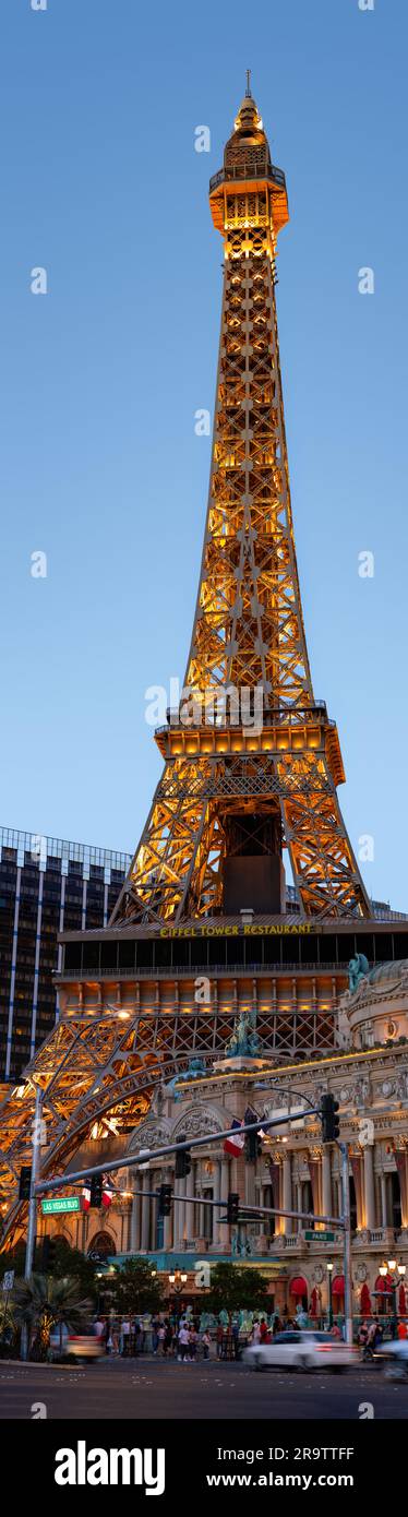 Nachbildung des beleuchteten Eiffelturms in der Abenddämmerung, Las Vegas, Nevada Stockfoto