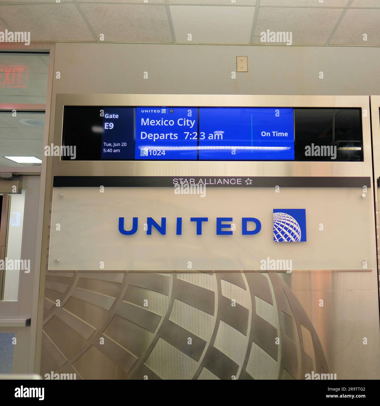 Informationsmonitor an Gate E9, Terminal E, am George Bush International Airport in Houston, Texas mit Abfluginformationen für Mexiko-Stadt, Mexiko. Stockfoto