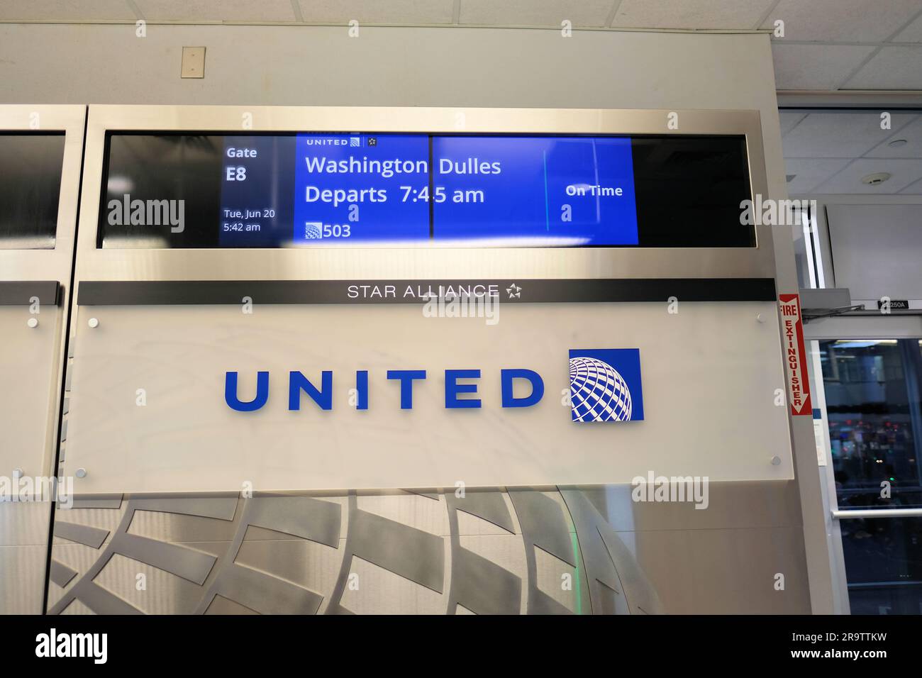 Informationsmonitor an Gate E8, Terminal E, am George Bush International Airport in Houston, Texas, mit Abfluginformationen für Washington Dulles. Stockfoto