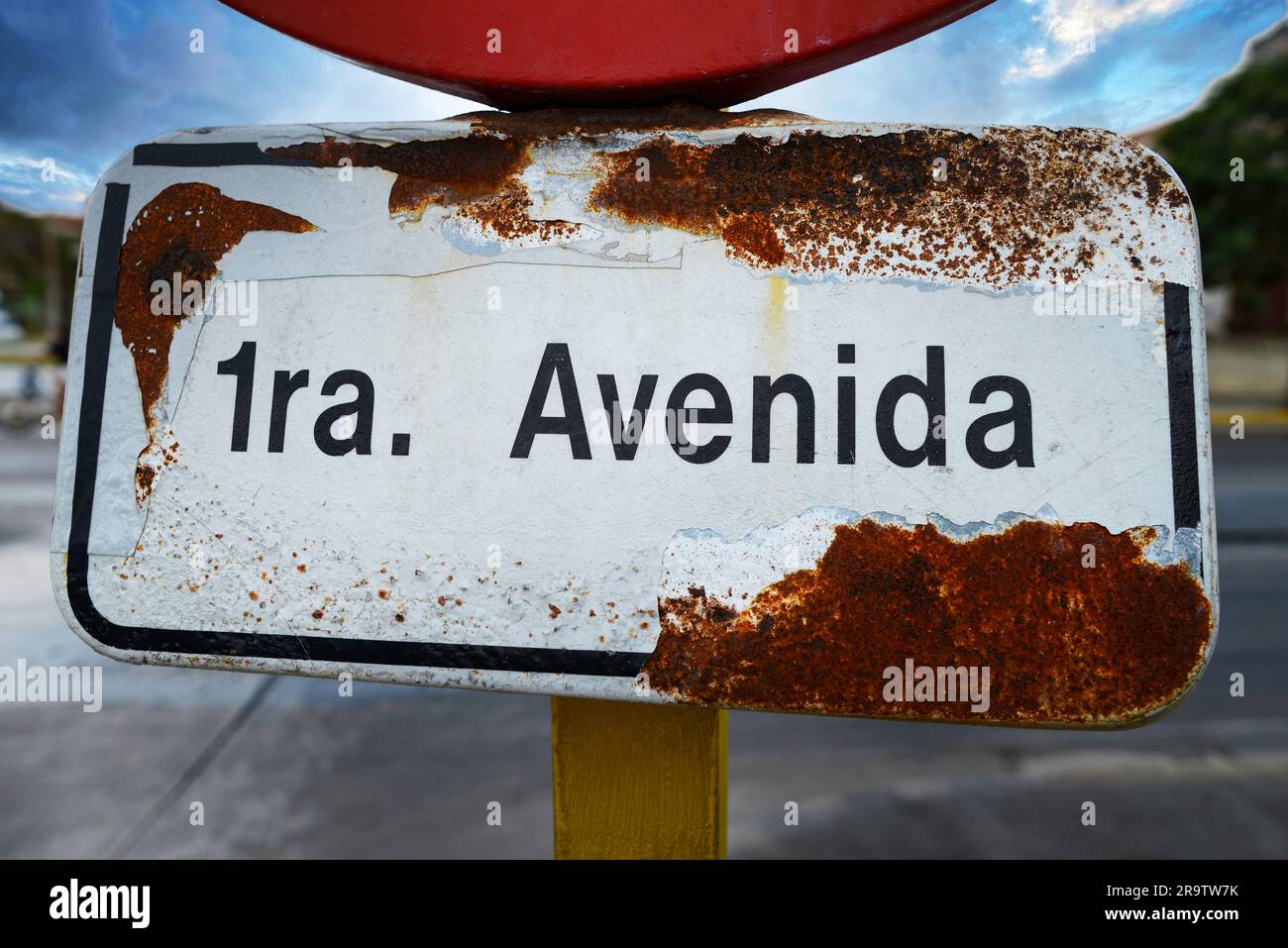 Nahaufnahme eines alten rostigen Straßenschilds in Varadero, Mexiko Stockfoto