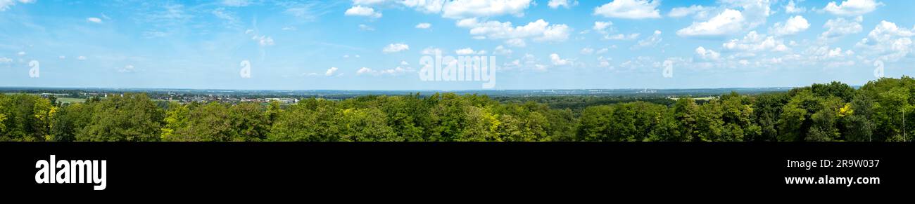 Panoramablick auf Schlesien von Mikołów aus. Wunderschöne Wälder mit Industrieinseln. Schlesischer Botanischer Garten, Mikolow, Polen Stockfoto