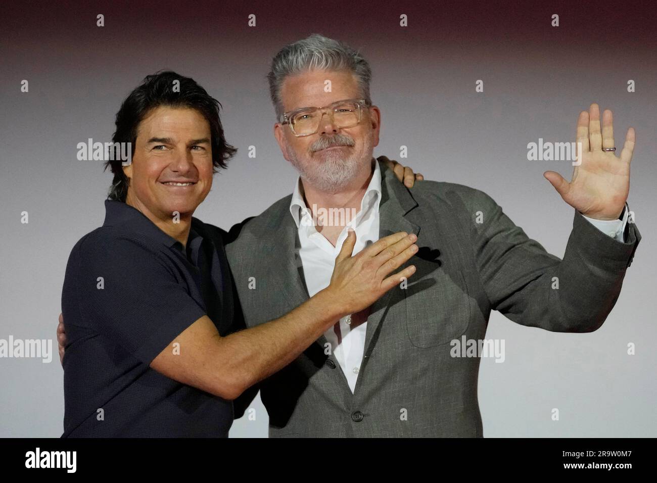Director Christopher McQuarrie, right, and actor Tom Cruise react during a news conference for the movie "Mission: Impossible - Dead Reckoning Part One" in Seoul, South Korea, Thursday, June 29, 2023. The film is to be released in the country on July 12. (AP Photo/Lee Jin-man) Stockfoto
