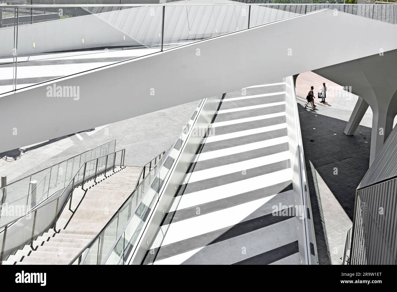 The Tide Elevated Modern Linear Fußgängerweg & Park Teil eines 1 km langen Abschnitts von nahe O2 zum Thames Clippers Pier North Greenwich in London UK Stockfoto