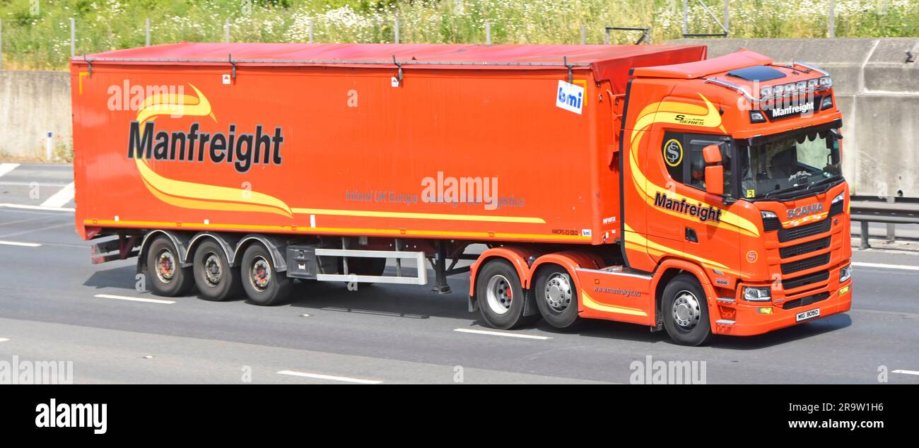 Scania Serie 500S lkw-Lkw-Grafik für Motorwagen von Manfreight, Fußboden, Auflieger und Logistik auf der M25, UK Stockfoto