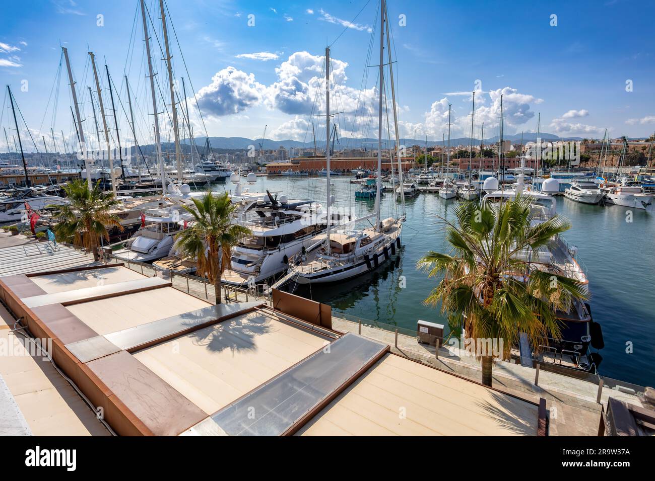 Malerischer Blick auf die Hauptstadt Palma de Mallorca Hafen. Sonniger Tag mit blauem Himmel. Balearen Mallorca Spanien. Stockfoto