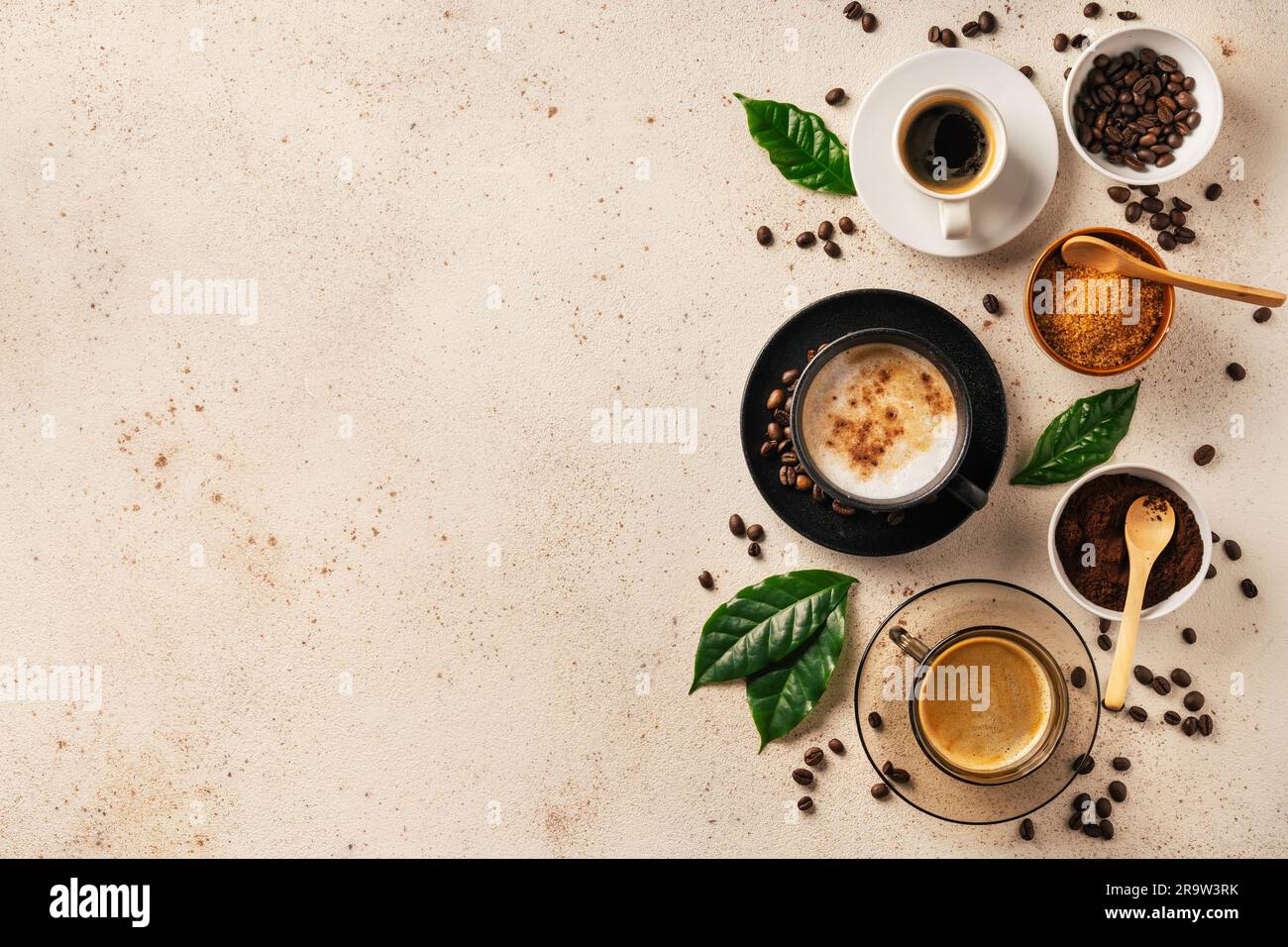 Hintergrund mit Tassen Kaffee und Zutaten Stockfoto