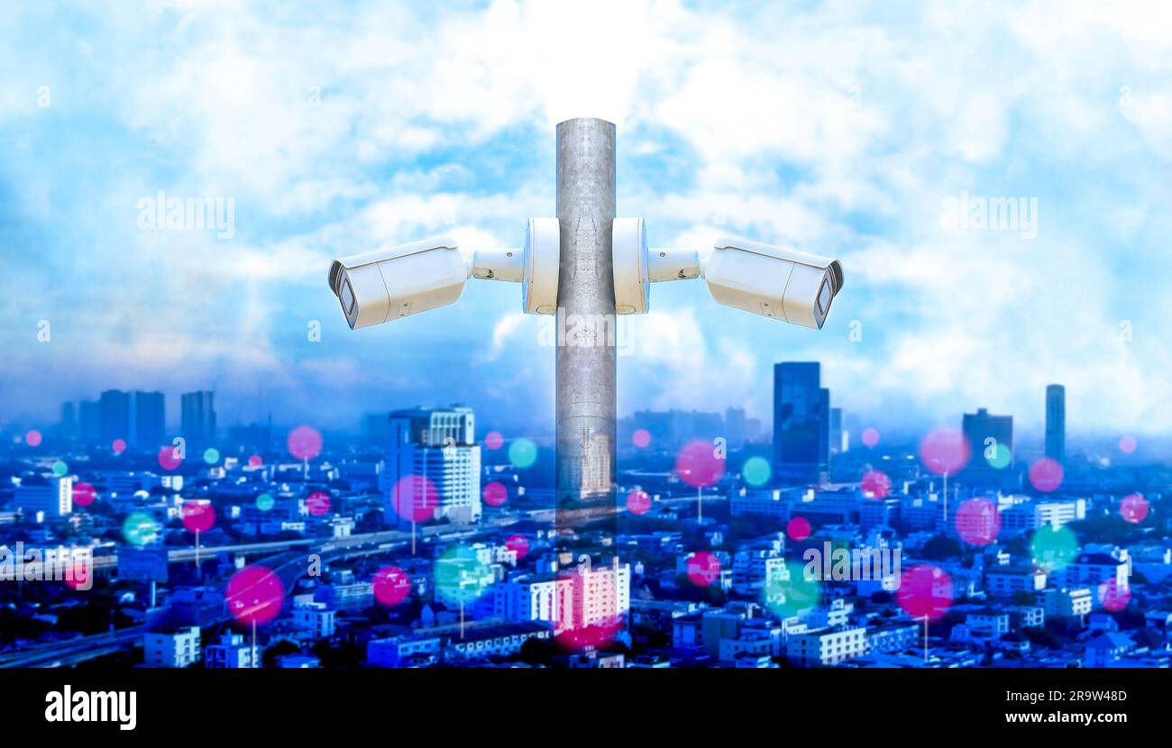 Überwachungskamera oder Überwachungssystem mit Stadtbild und blauem Himmel, Sicherheitskonzept, Doppelbelichtung Stockfoto