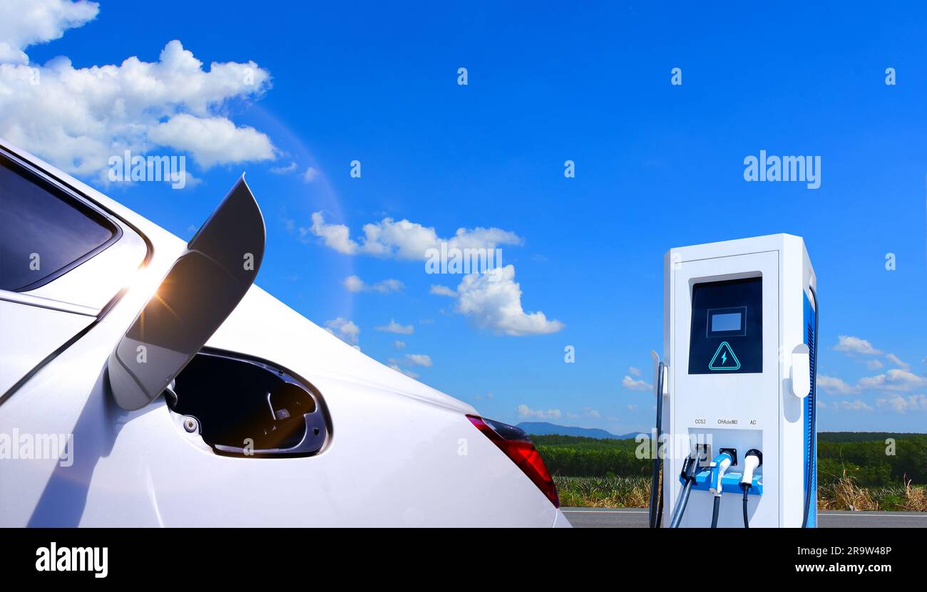 Ladestation für Elektroautos mit blauem Himmel und Wolkenhintergrund. EV-Fahrzeugkonzept. Elektrofahrzeug, umweltfreundlich, Zukunftstechnologie und c Stockfoto