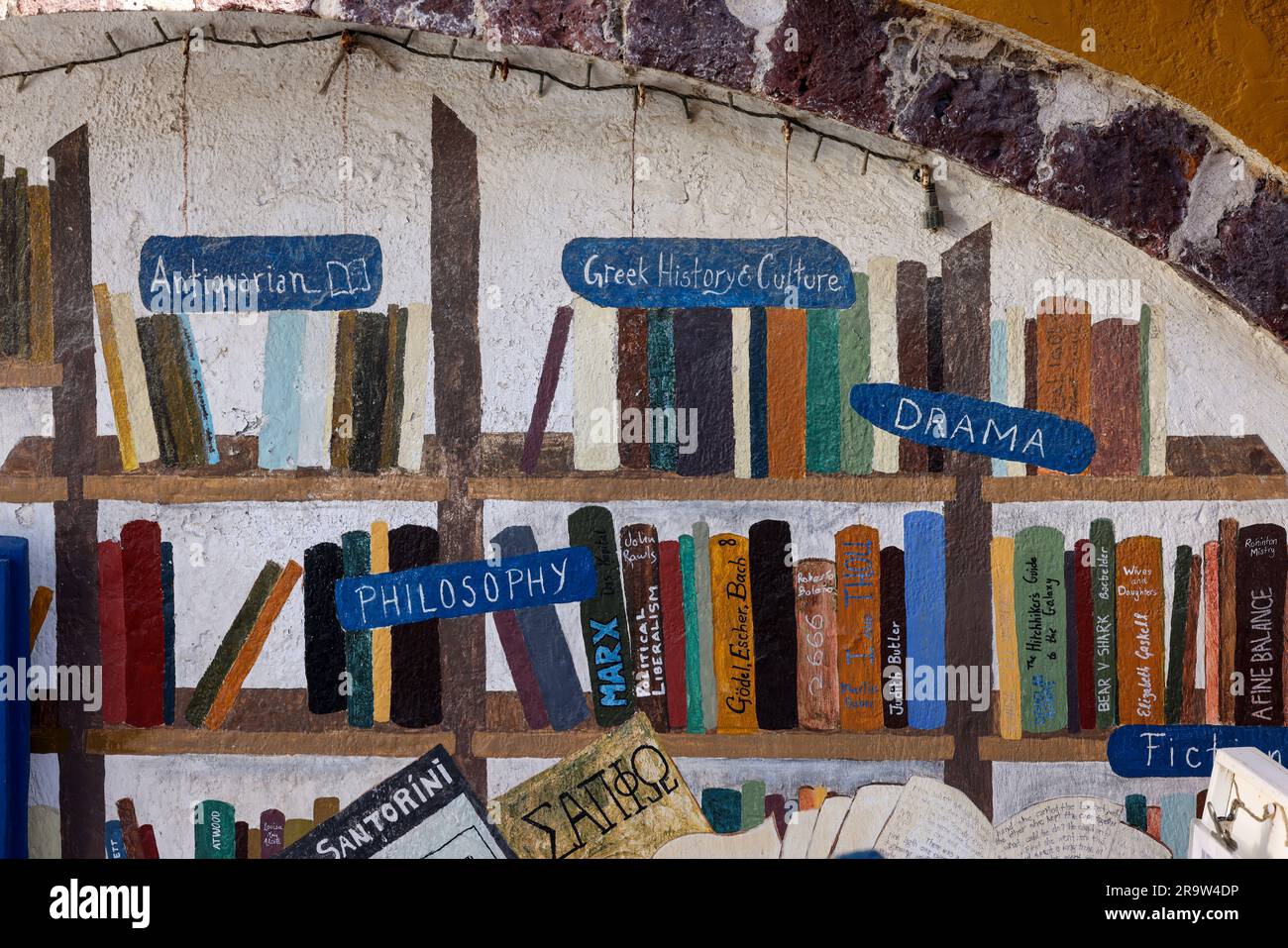 Oia, Santorin, Griechenland - 28. Juni 2021: Atlantis Books, ein Buchladen an der Hauptstraße von Oia, Santorin, Griechenland Stockfoto