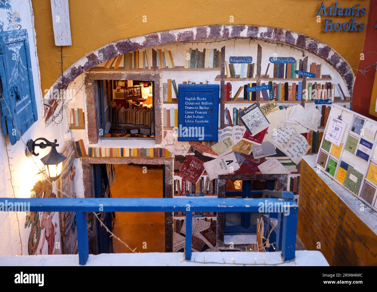 Oia, Santorin, Griechenland - 28. Juni 2021: Atlantis Books, ein Buchladen an der Hauptstraße von Oia, Santorin, Griechenland Stockfoto