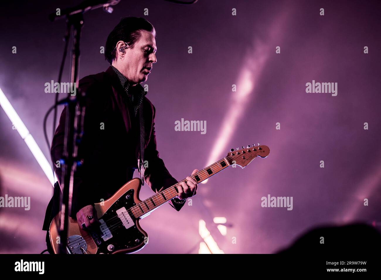 Roskilde, Dänemark. 28. Juni 2023. Die amerikanische Rockband Queens of the Stone Age führt während des dänischen Musikfestivals Roskilde Festival 2023 in Roskilde ein Live-Konzert auf. Hier wird der Gitarrist Troy Van Leeuwen live auf der Bühne gesehen. (Foto: Gonzales Photo/Alamy Live News Stockfoto