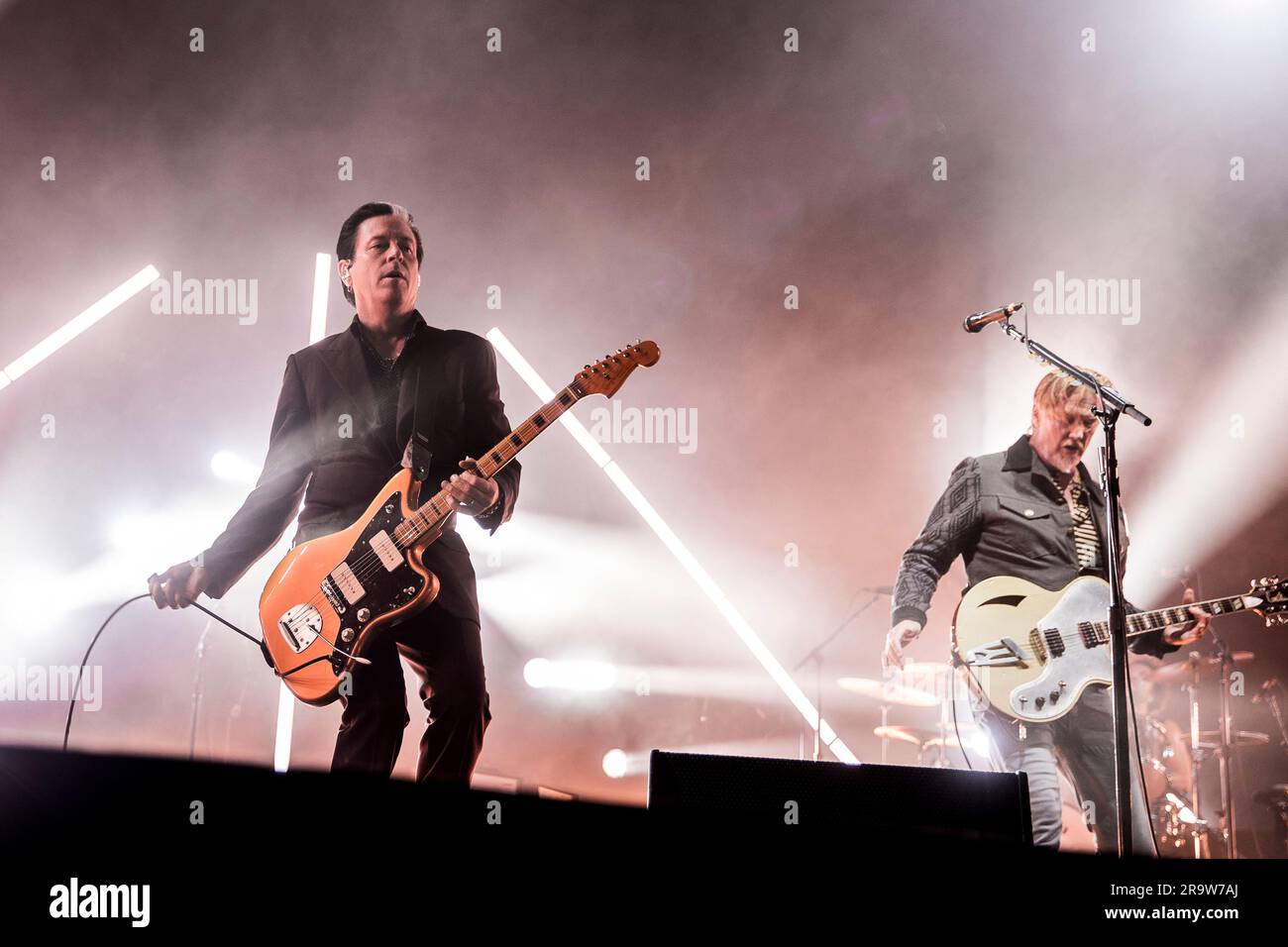 Roskilde, Dänemark. 28. Juni 2023. Die amerikanische Rockband Queens of the Stone Age führt während des dänischen Musikfestivals Roskilde Festival 2023 in Roskilde ein Live-Konzert auf. Hier wird der Gitarrist Troy Van Leeuwen live auf der Bühne gesehen. (Foto: Gonzales Photo/Alamy Live News Stockfoto