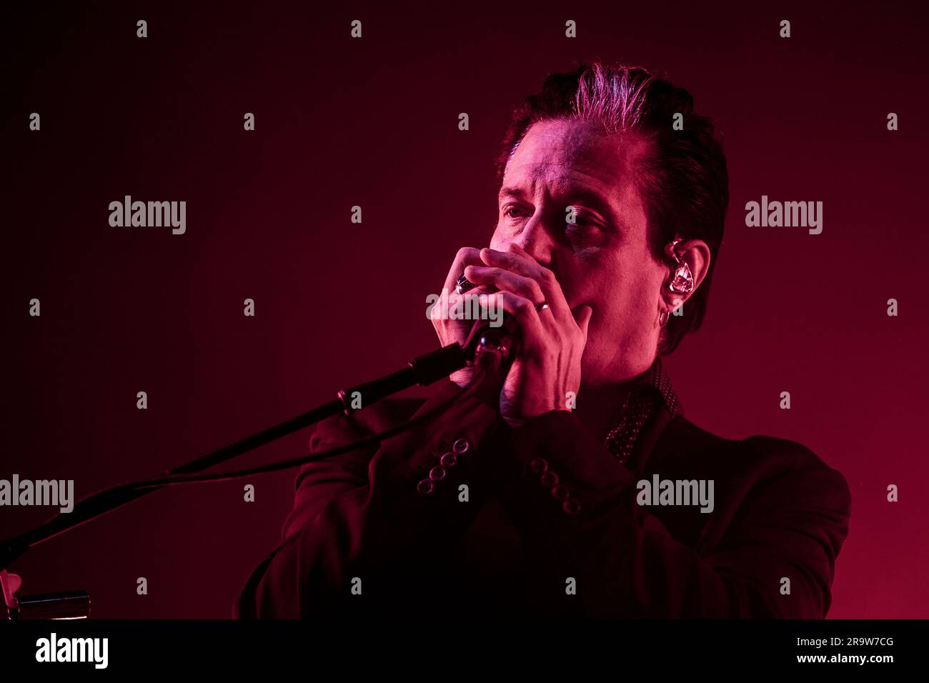 Roskilde, Dänemark. 28. Juni 2023. Die amerikanische Rockband Queens of the Stone Age führt während des dänischen Musikfestivals Roskilde Festival 2023 in Roskilde ein Live-Konzert auf. Hier wird der Gitarrist Troy Van Leeuwen live auf der Bühne gesehen. (Foto: Gonzales Photo/Alamy Live News Stockfoto