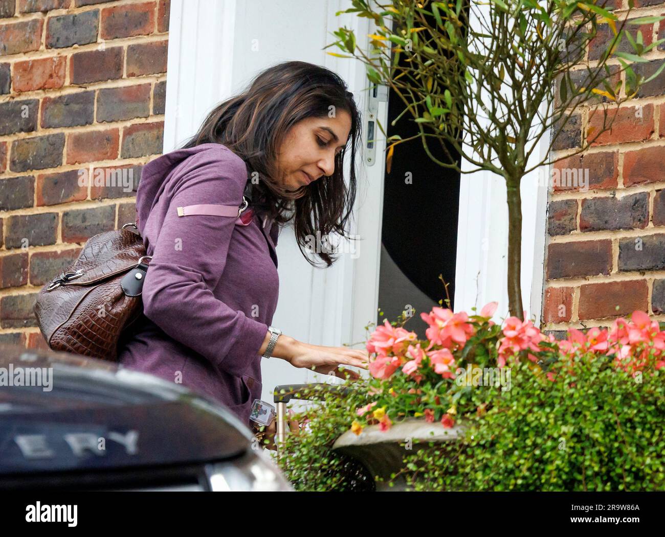 London, Großbritannien. 29. Juni 2023. Innenministerin SUELLA BRAVERMAN wird gesehen, wie sie nach ihrem Rückflug von offiziellen Geschäften in Neuseeland in ihr Haus in Hertfordshire zurückkehrt. Später am heutigen Tag (Donnerstag) wird das Berufungsgericht ein Urteil über die von der Regierung geplante Ruanda-Politik abgeben, die bereits im September den Weg für Flüge zur Abschiebung von Migranten nach Ruanda ebnen könnte. Foto: Ben Cawthra/Sipa USA Kredit: SIPA USA/Alamy Live News Stockfoto