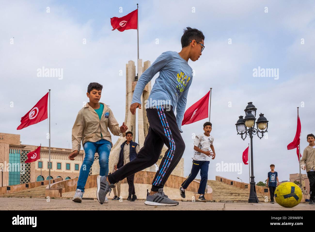 Junge Fußballspieler auf dem Kasbah Square in Tunis, Tunesien Stockfoto