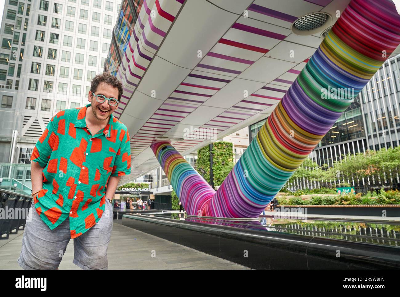 DER LGBTQ+-Designer Adam Nathaniel Furman enthüllt seine neue permanente Kunstinstallation mit der Canary Wharf Group mit dem Titel „Click Your Heels Together Three Times“, London. Ausgabedatum: Donnerstag, 29. Juni 2023. Stockfoto