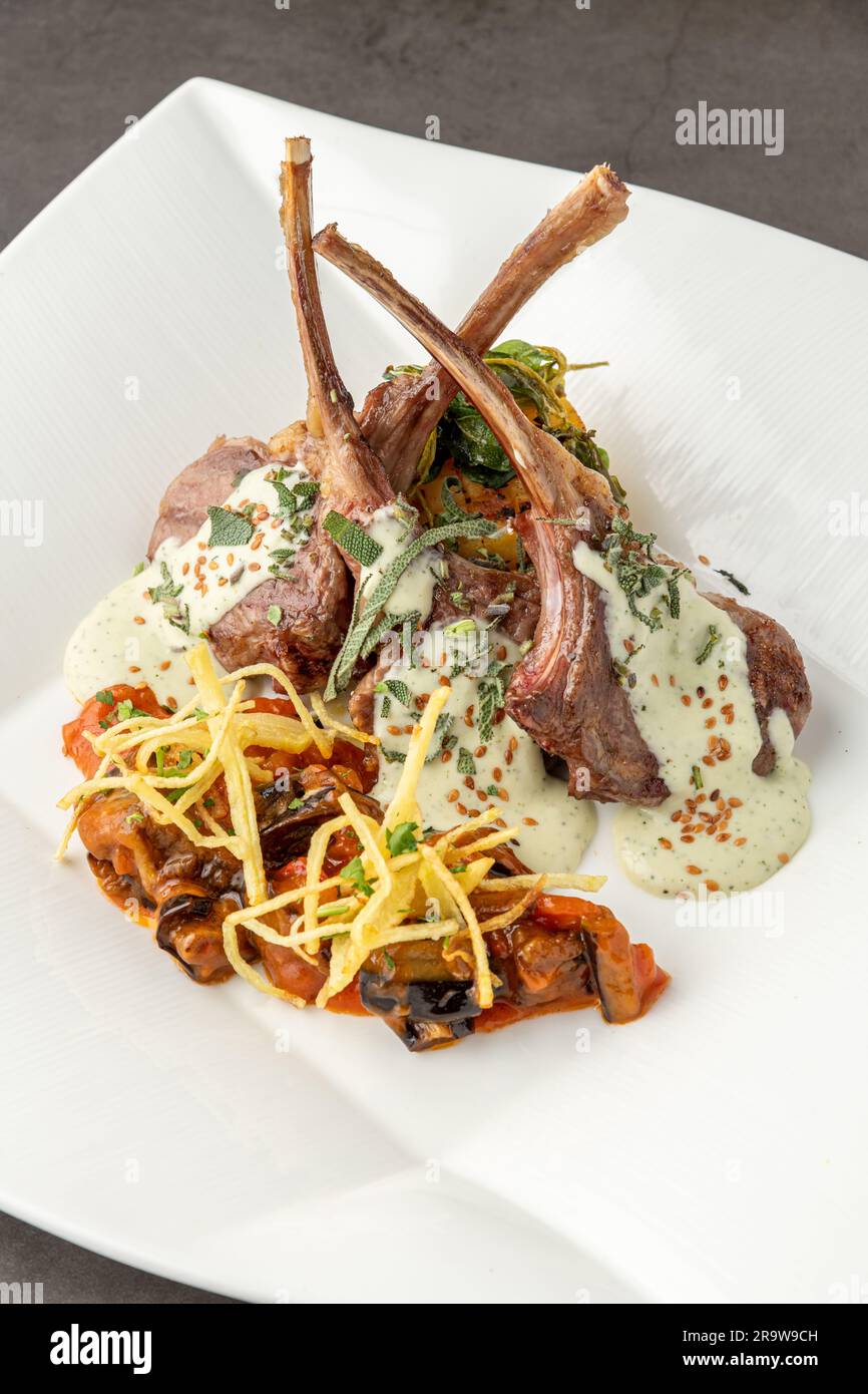 Lammkoteletts mit verschiedenen Gemüsesorten in einem feinen Restaurant Stockfoto