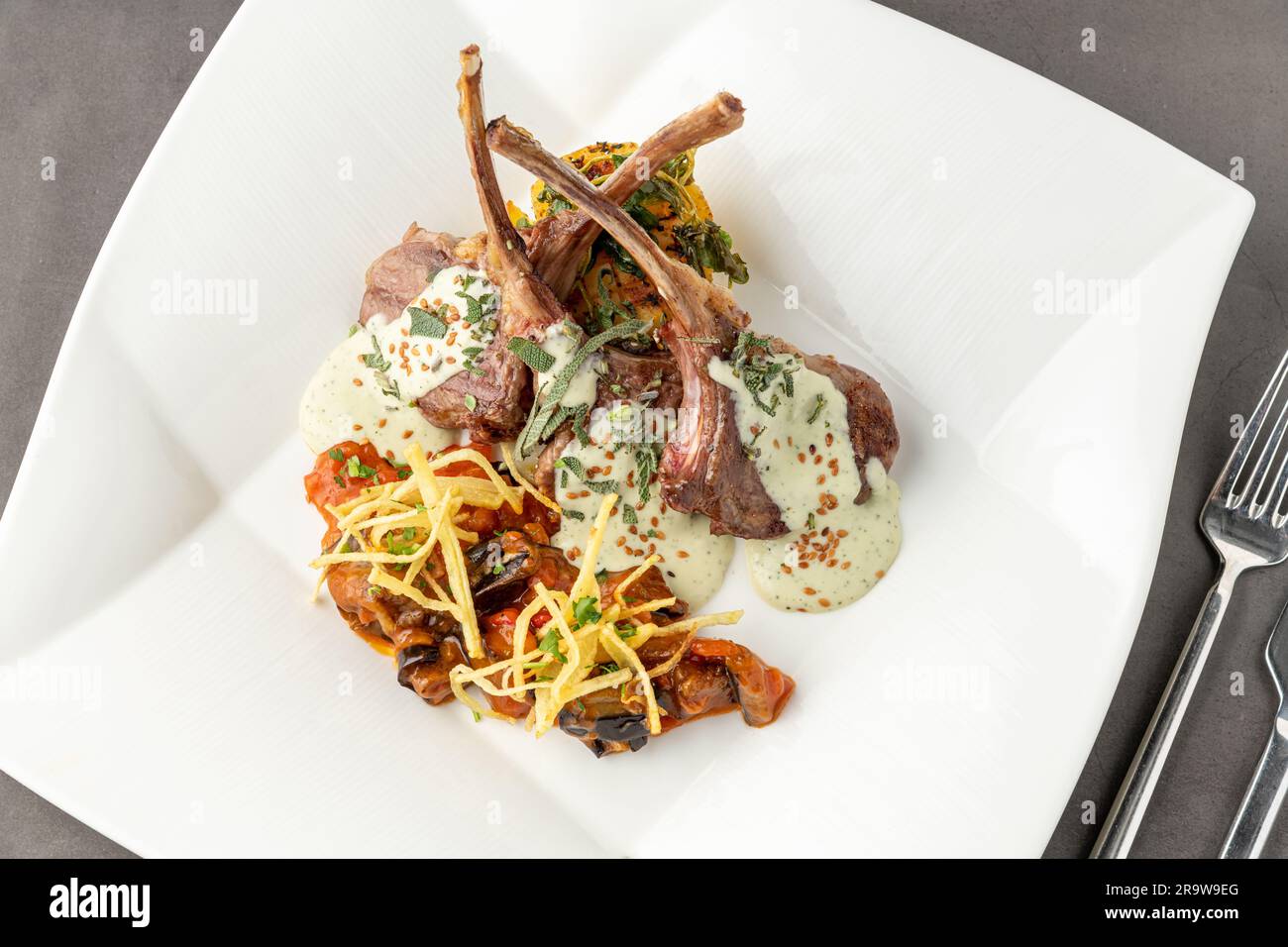 Lammkoteletts mit verschiedenen Gemüsesorten in einem feinen Restaurant Stockfoto