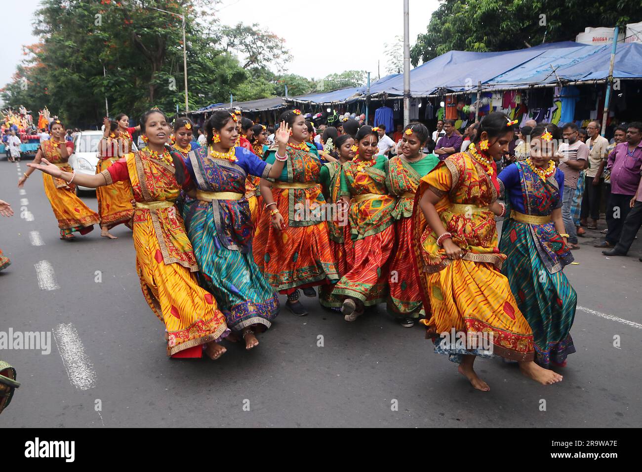 Nicht exklusiv: 28. Juni 2023, Kolkata, Indien: Anhänger Russlands und der Ukraine nehmen am ISKCON Jagannath Rath Yatra Festival Teil. Am 28. Juni 20 Stockfoto