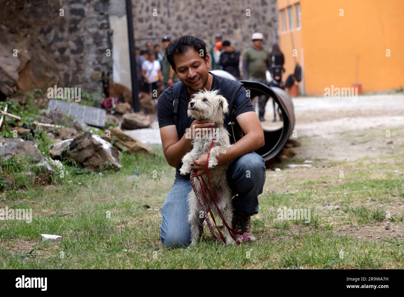 Nicht exklusiv: 28. Juni 2023, Mexiko-Stadt, Mexiko: Hundebesitzer während des kostenlosen Trainings-Workshops für Begleithunde, in denen vergrabene oder vermisste Menschen gefunden werden können Stockfoto
