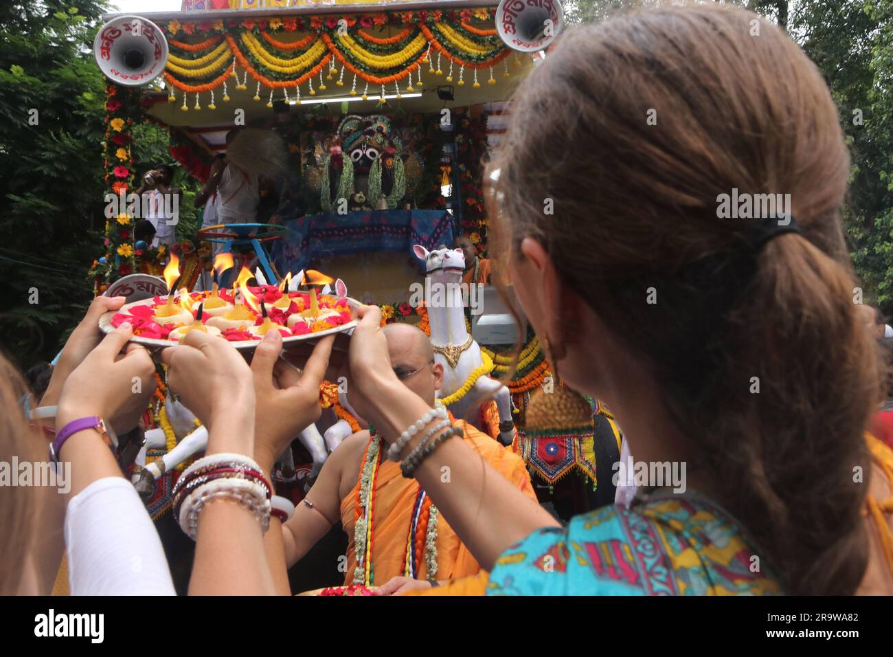 Nicht exklusiv: 28. Juni 2023, Kolkata, Indien: Anhänger Russlands und der Ukraine nehmen am ISKCON Jagannath Rath Yatra Festival Teil. Am 28. Juni 20 Stockfoto