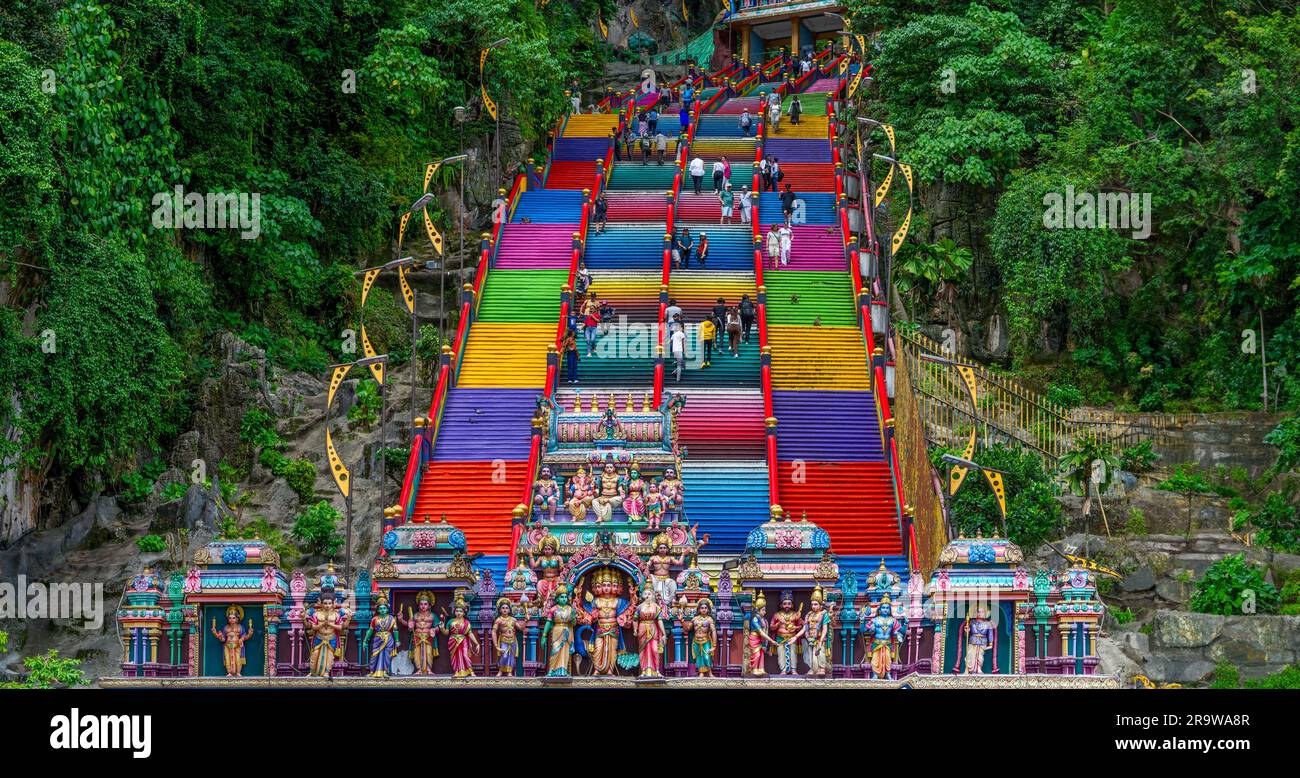 Februar - 25 - 2023 - Kuala Lumpur, Malaysia - Besucher und Gläubige auf dem Weg zum Batu Höhlentempel, der dem tamilischen Gott Lord Murugan gewidmet ist. Die Treppe ist weg Stockfoto