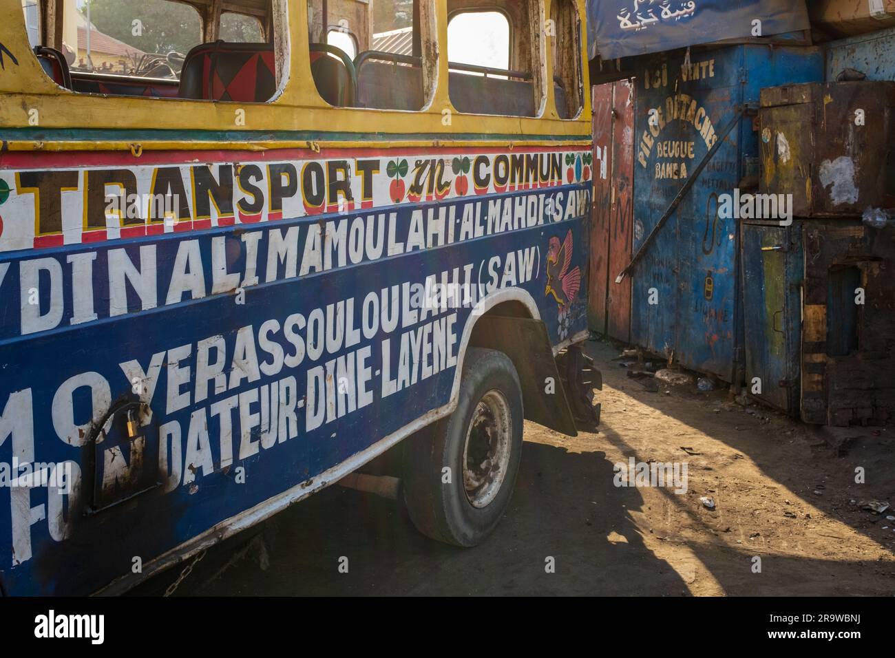 Ein farbenfroher, traditioneller Bus in Dakar, Senegal Stockfoto
