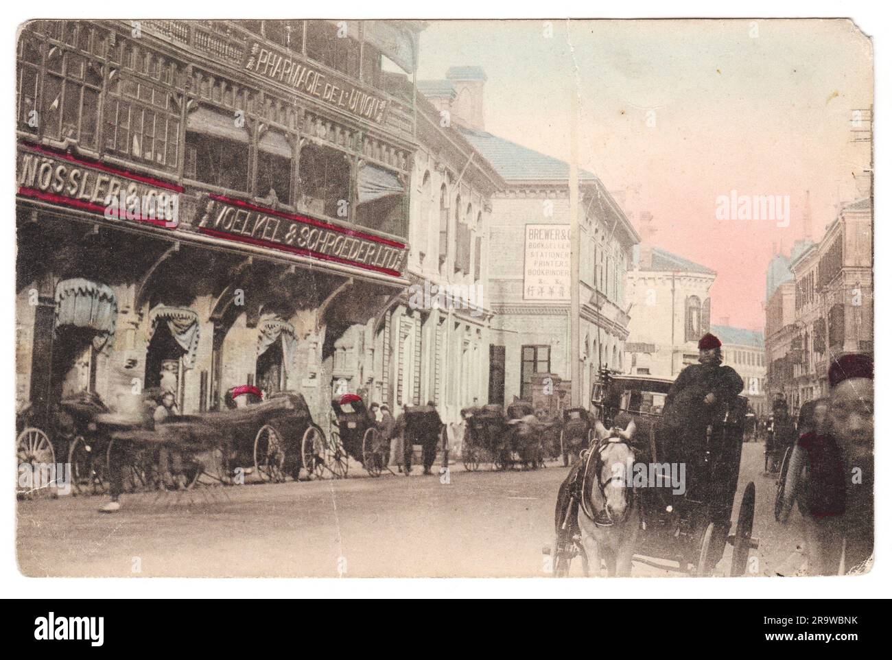 China, Shanghai - ca. 1907: Alte Postkarte, handgetöntes Foto. Retro-Bild der Straßenszene von Shanghai. Stockfoto