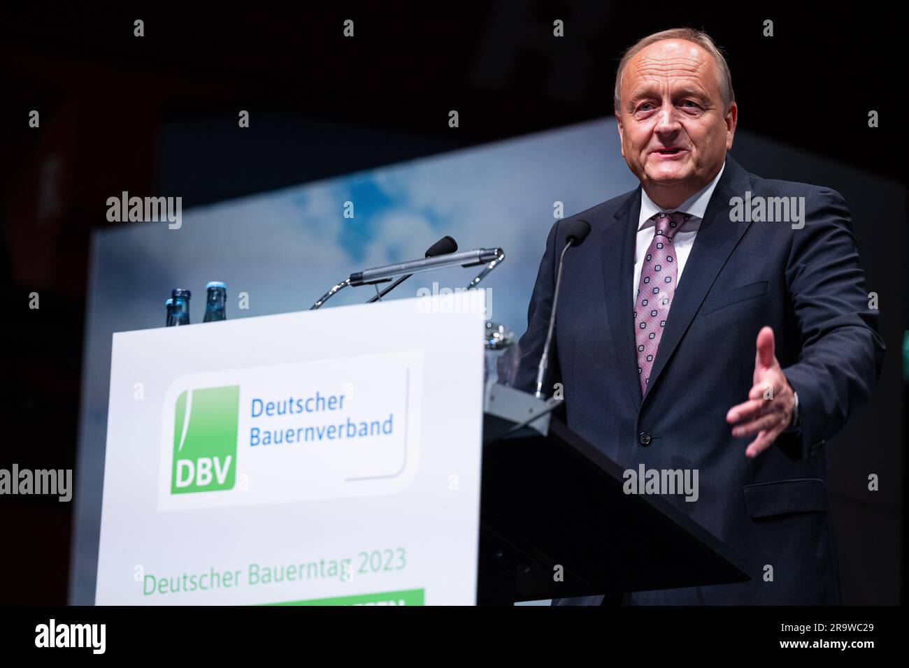 29. Juni 2023, Nordrhein-Westfalen, Münster: Joachim Rukwied, Präsident des Deutschen Bauernverbandes, wird am Deutschen Bauerntag 2023 sprechen. Unter dem Motto „Perspektiven schaffen – die Zukunft gestalten“ findet die 91. Generalversammlung vom 28. Bis 29. Juni 2023 in Münster statt. Foto: Guido Kirchner/dpa Stockfoto